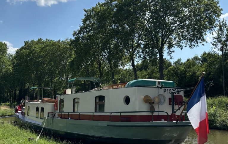 Le Papillon barge cruise in Burgundy France