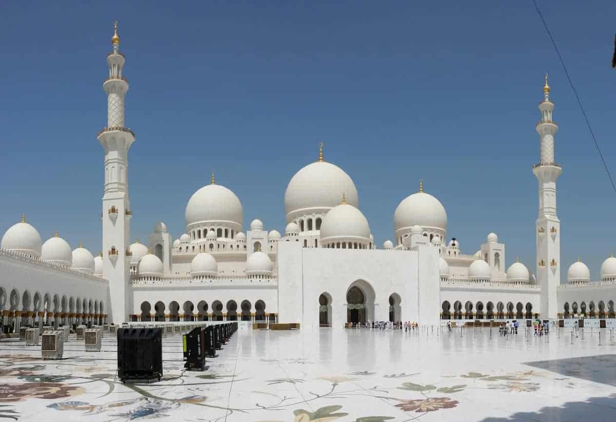 White Sheikh Zayed Grand Mosque in Abu Dhabi with domes and minarets.
